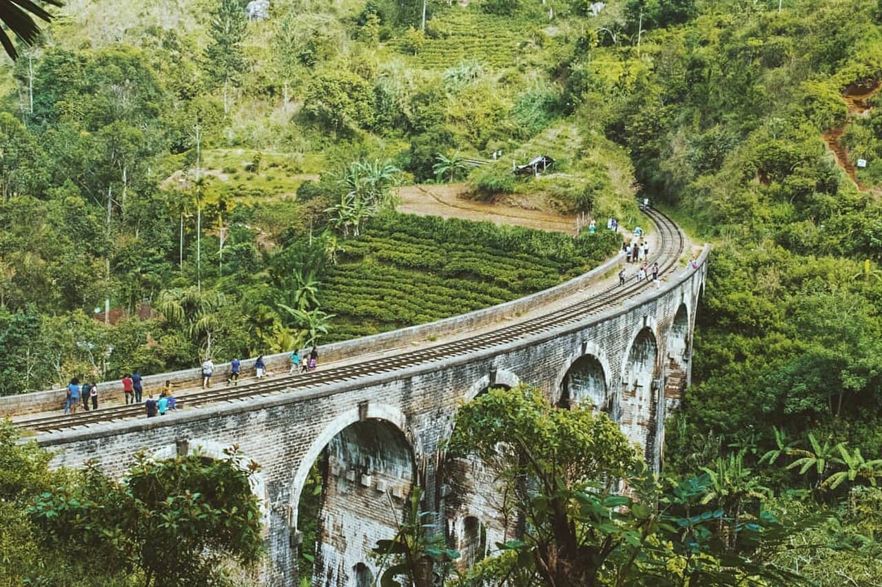 The Nine Arch Bridge crossing a green valley near Ella